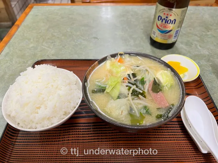 みそ汁定食。台風の影響で急遽赤島から本島へ戻った後に寄った食堂にて。
沖縄のみそ汁はポークや卵も入って具沢山、丼に大盛りで来ます。
甘めの味噌とも合って、ご飯が進みます。
沖縄に行ったら、地元の食堂にもぜひ足を運んでみてください。 - 沖縄本島